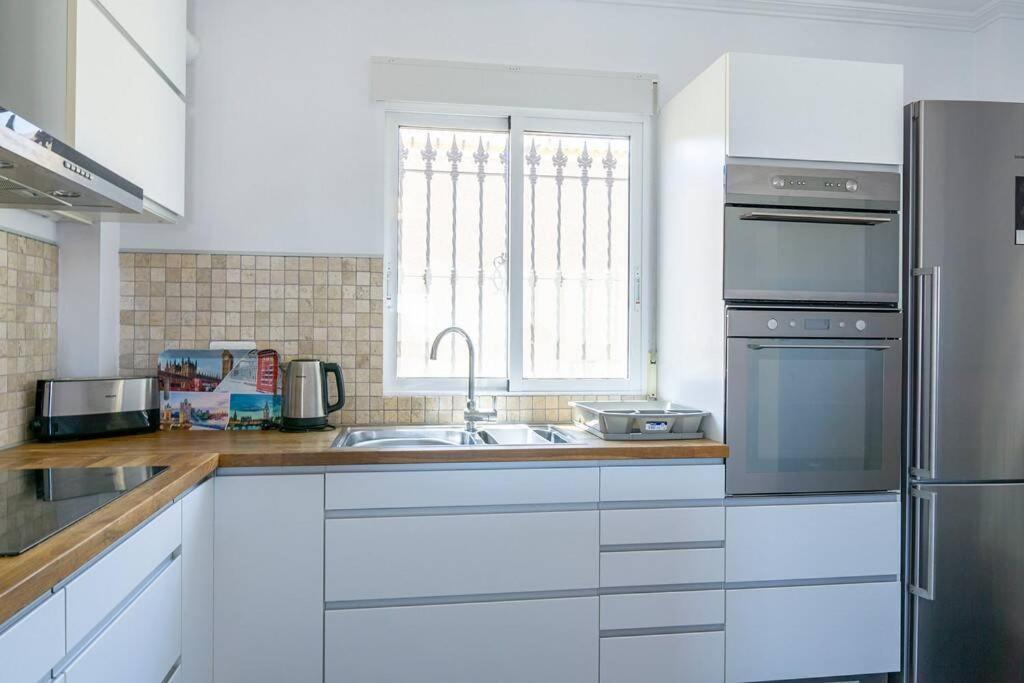 Casa Lilly-Rose, A Beautiful 3 Bedroom Detached Villa A Short Walk To The Villamartin Plaza & Golf Course Eksteriør billede