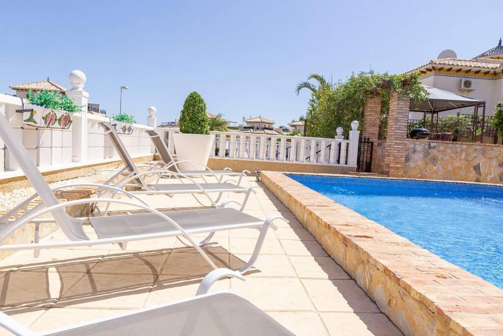 Casa Lilly-Rose, A Beautiful 3 Bedroom Detached Villa A Short Walk To The Villamartin Plaza & Golf Course Eksteriør billede